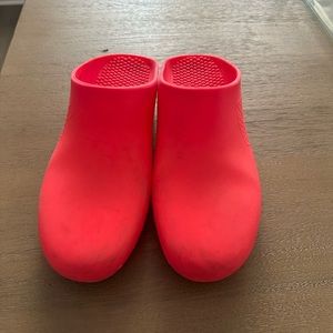 Gently Used Calzuro Clogs